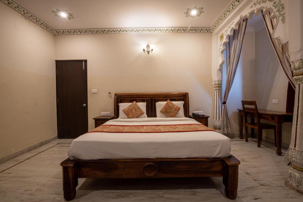 Hotel Royal Pratap Niwas Udaipur Exterior photo